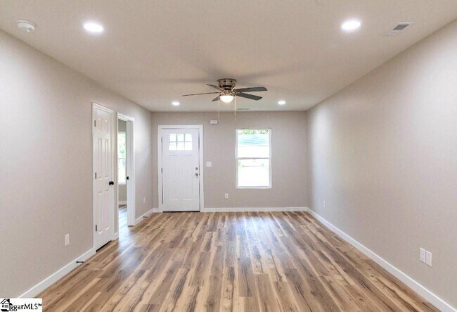 Building Photo - 405 E Hampton Ave