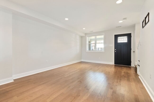 Building Photo - Recently Updated, 2 bed 2 1/2 Bath with Fe...