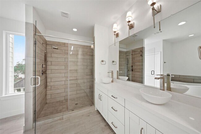 Building Photo - 1539 W 23rd St