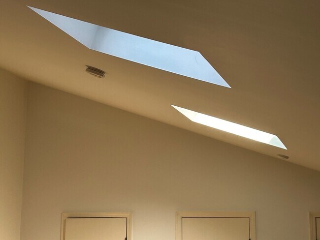 Building Photo - 31 Branch St