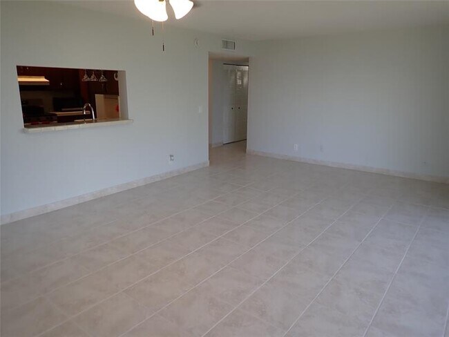 Building Photo - 106 Lake Emerald Dr
