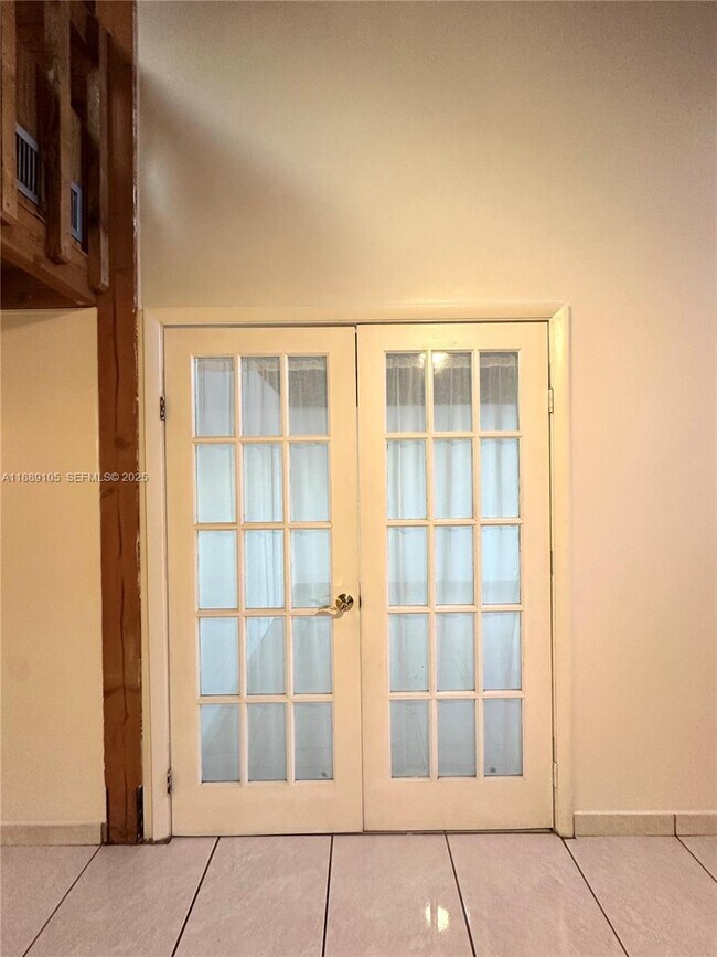 Building Photo - 497 N University Dr