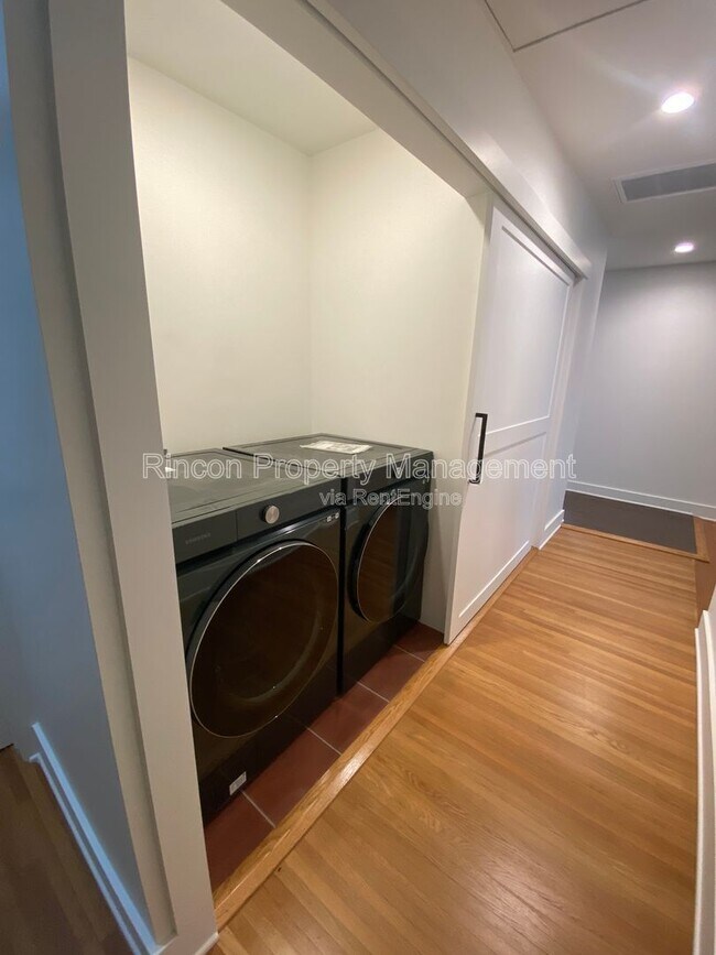 Building Photo - 373 Sierra Dr