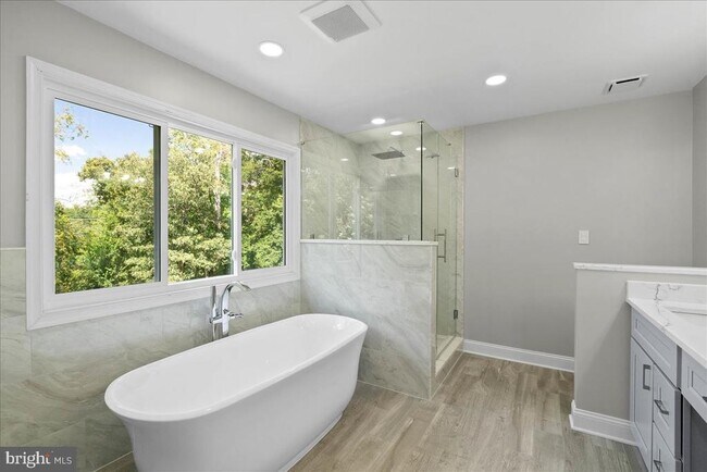 Building Photo - 8608 Oak Brook Ln