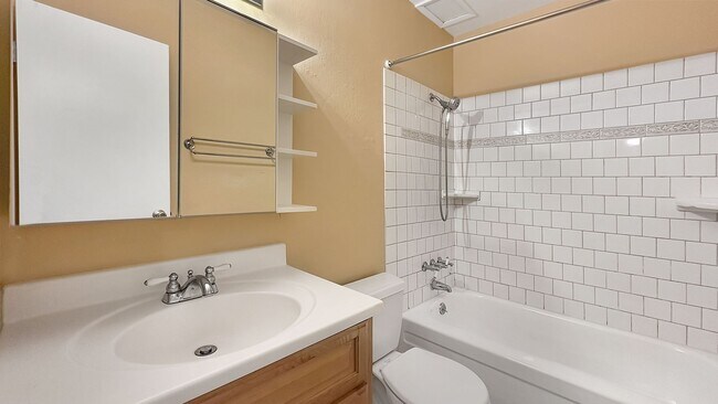 Building Photo - Large 1 bed 1 bath Nestled in Grand Lake Neighborhood