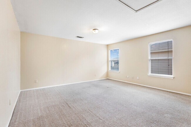 Building Photo - Stylish & Spacious 4-Bedroom Home