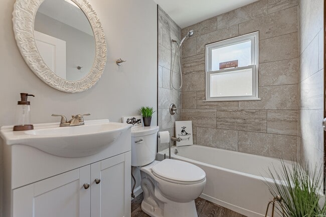 Building Photo - 2216 E Walnut St