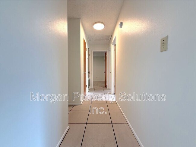 Building Photo - 1221 Poinsettia Ave