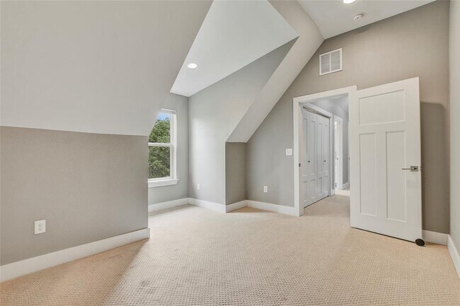 Building Photo - 5109 Lott Ave