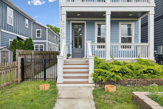 Building Photo - 6216B California Ave