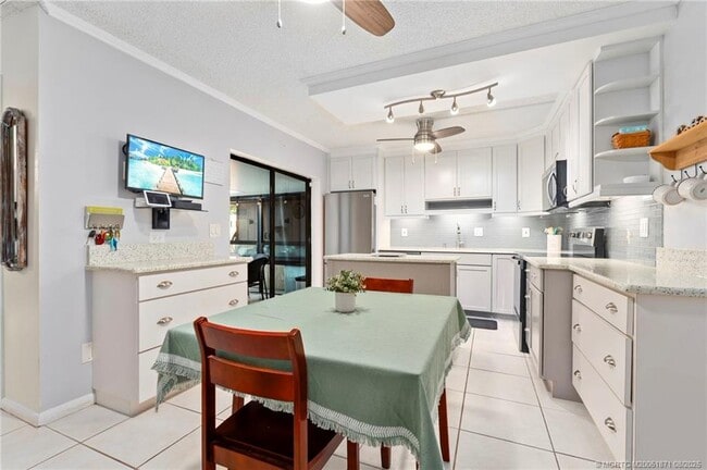 Building Photo - 5616 SE Riverboat Dr