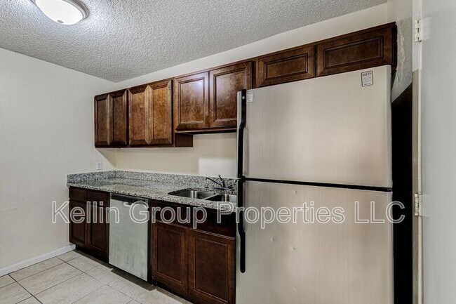 Building Photo - 860 Fox Lake Dr