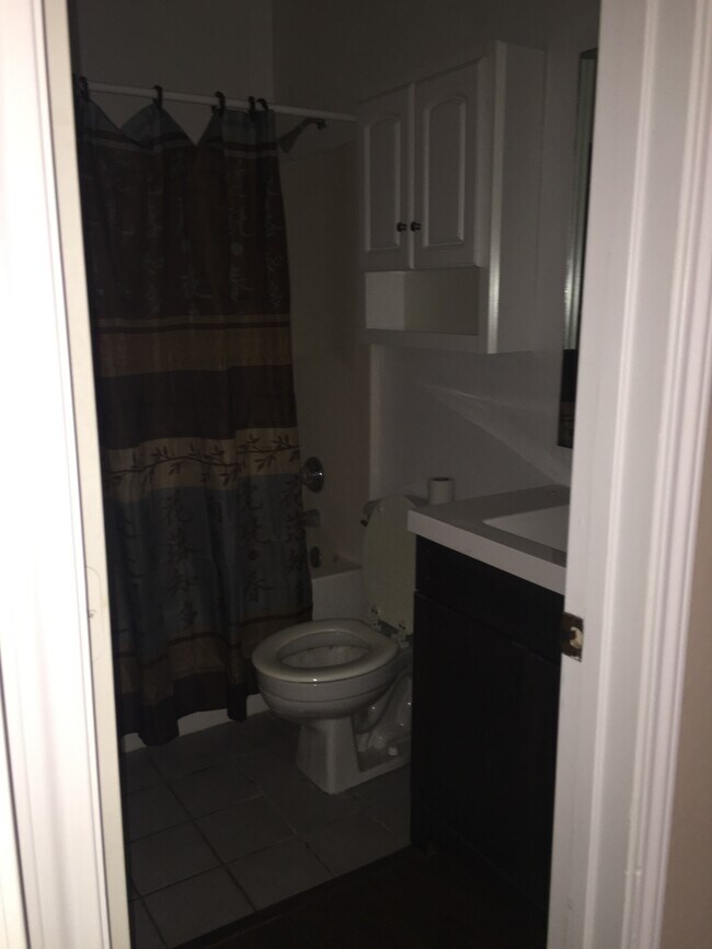 Building Photo - 6101 9th Dr