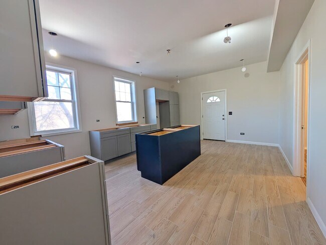 Building Photo - 1825 N Kedzie Ave