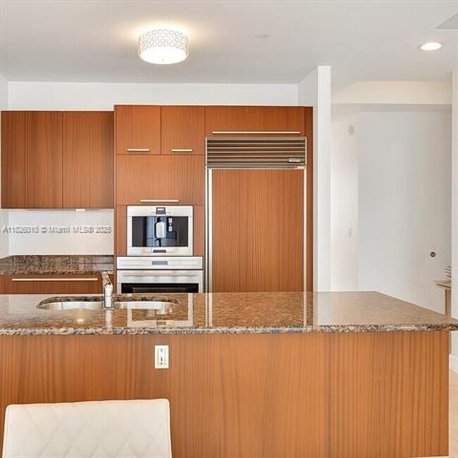 Building Photo - 15811 Collins Ave