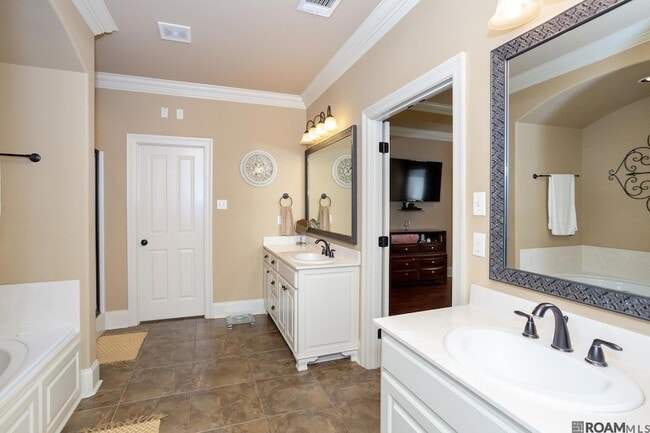 Building Photo - 9430 Magnolia Crossing Dr