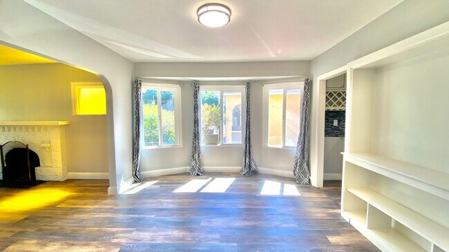 Building Photo - Single Family Home with Front Yard, Back Y...