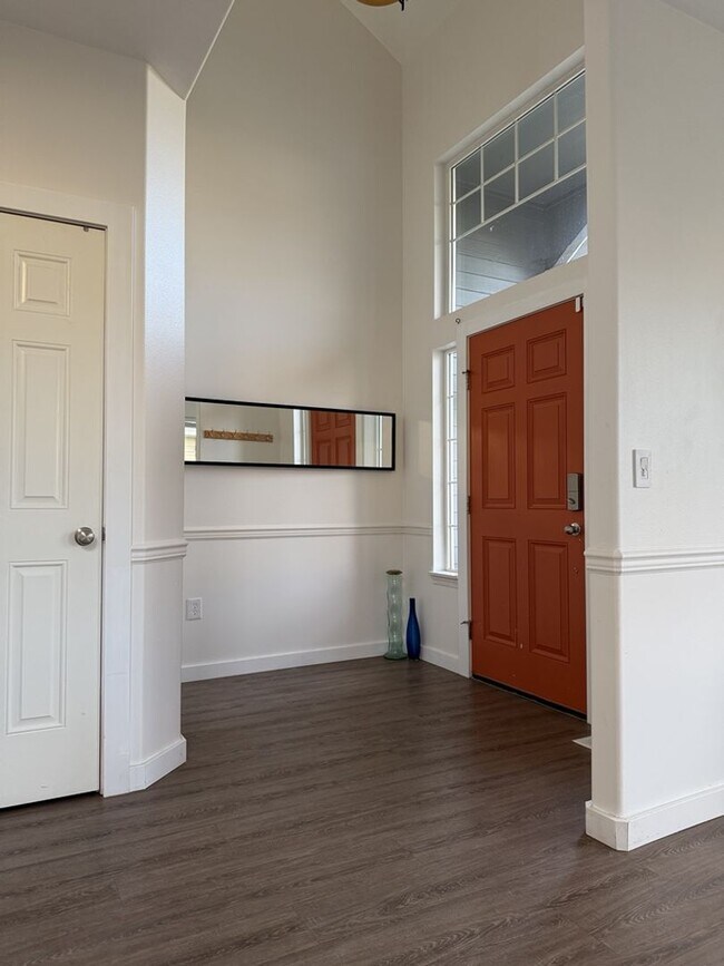 Building Photo - Spacious 3 Bed/2.5 Bath Federal Way Home.