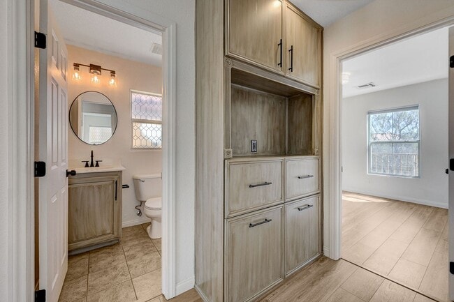 Building Photo - Stylish Tri-Level Home/Tandem Garage in Henderson