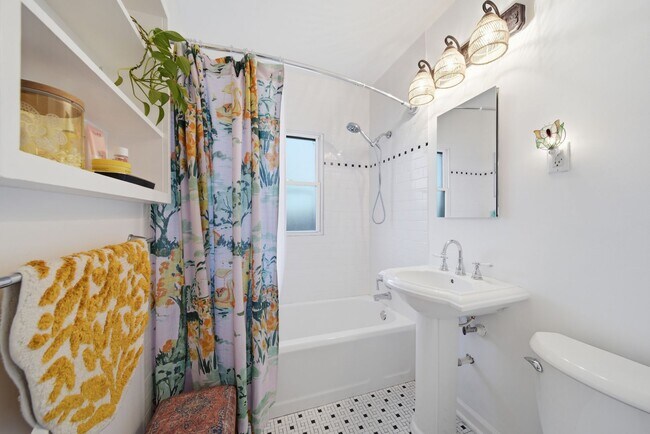 Building Photo - Charming 2-Bedroom, 1-Bath Home in Midtown