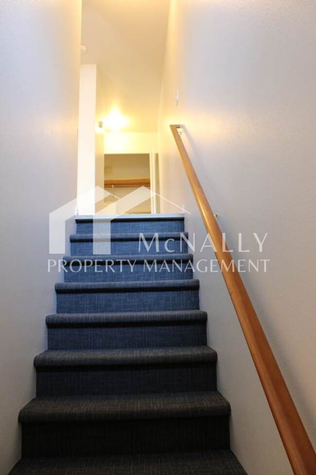 Building Photo - 2 Bedroom, 1.5 Bathroom Townhouse in Port ...