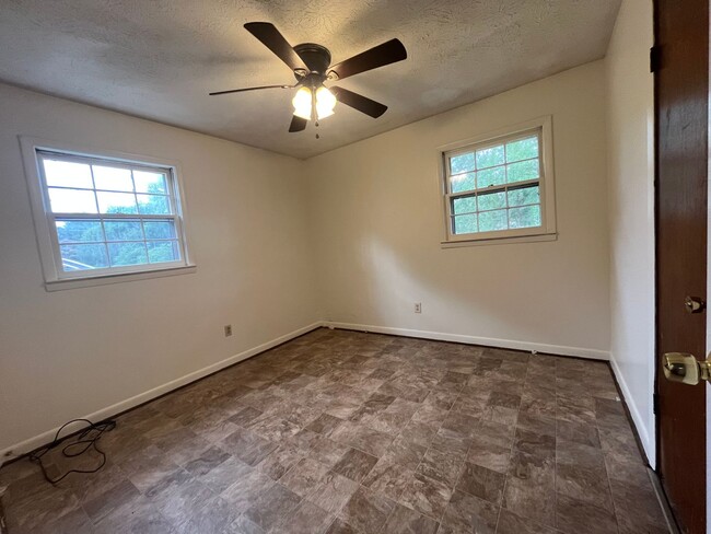 Building Photo - 11 Glenda Dr