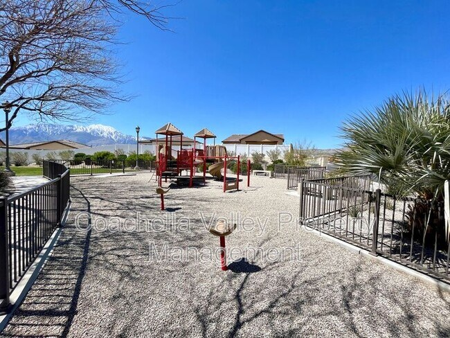 Building Photo - 11611 S Crescent St