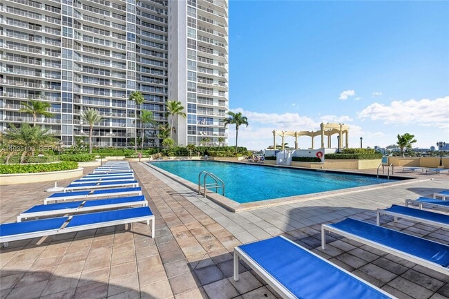 Building Photo - 7601 E Treasure Dr