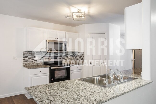 Building Photo - Beautiful Large Home Very Close to Freeway