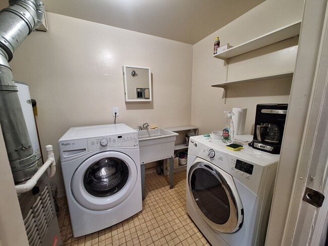 Building Photo - Charming Chesterfield Townhouse