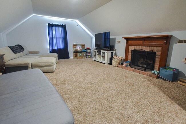 Building Photo - Pet Friendly Five Bedroom!
