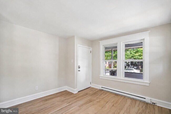 Building Photo - 102 E Park Ave