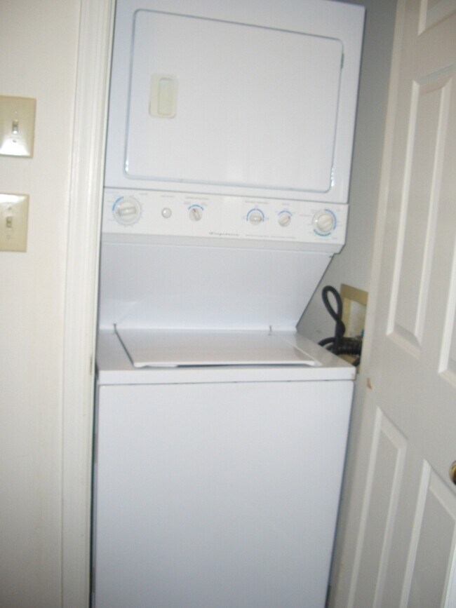 Building Photo - Renovated 2 bed/2 bath condo in the heart of Centreville, close to everything!!