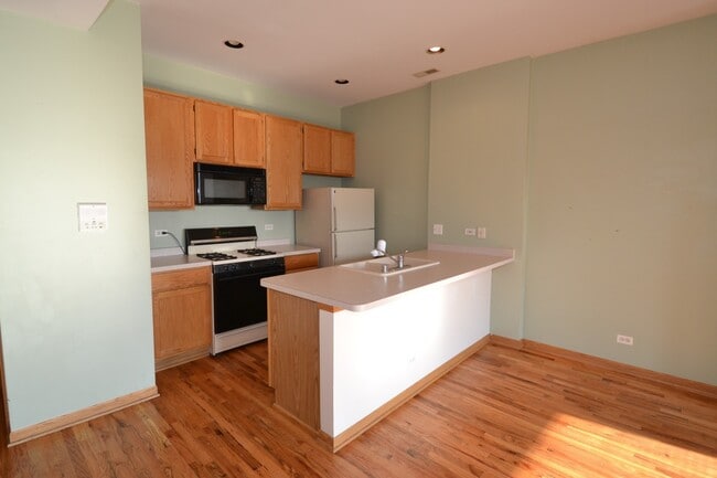 Building Photo - Pet Friendly 3 Bed 2 Bath Top Floor Unit