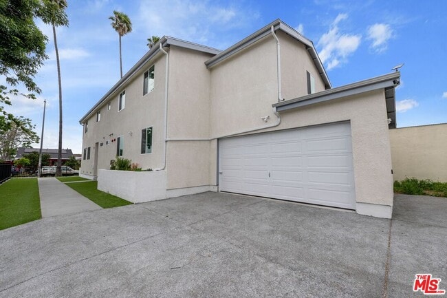 Building Photo - 865 E 49th St