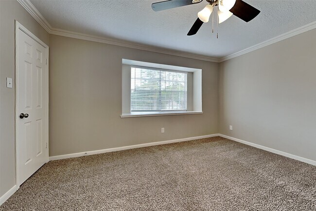 Building Photo - 2203 Pincher Creek Dr