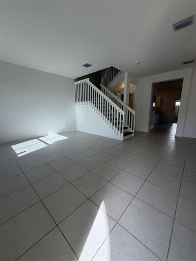 Building Photo - 2885 SE 25th Ave