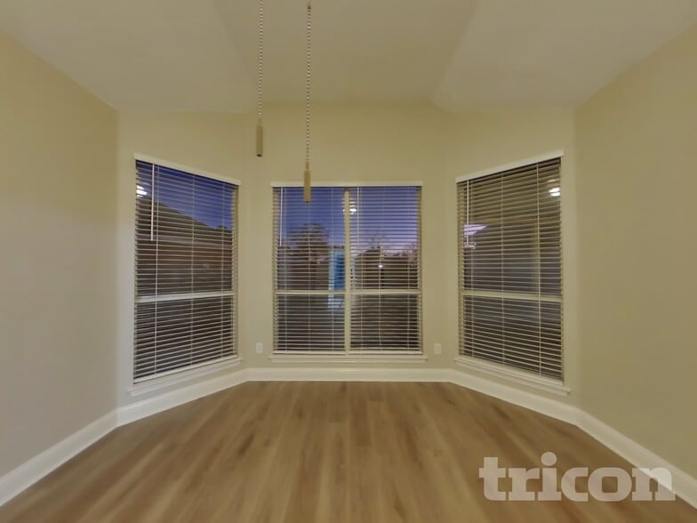 Building Photo - 2304 Greenview Dr