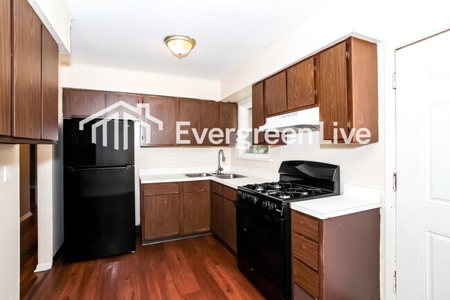 Building Photo - 651 Fairborn Rd