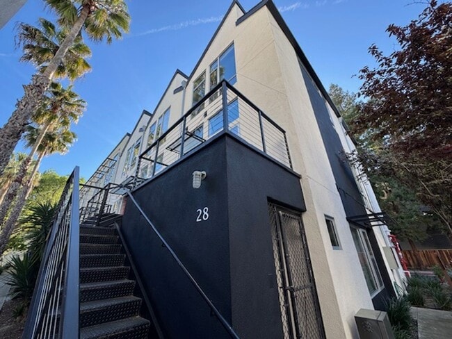 Building Photo - Wonderful Try-level condo near Pleasant Hill Bart-Iron Horse Ln. Walnut Creek