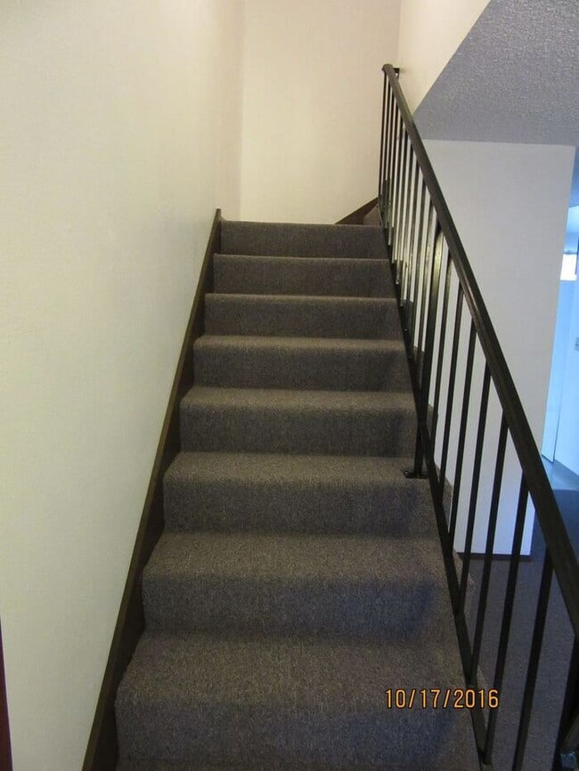 Building Photo - Inviting 2 Bedroom, 1.5 Bath Townhouse Dup...