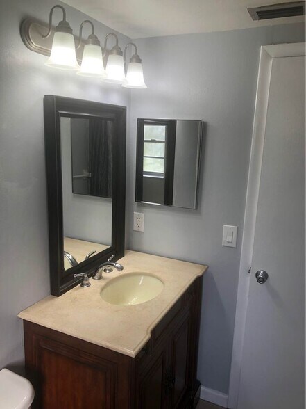 bathroom - 5208 Lloyd St