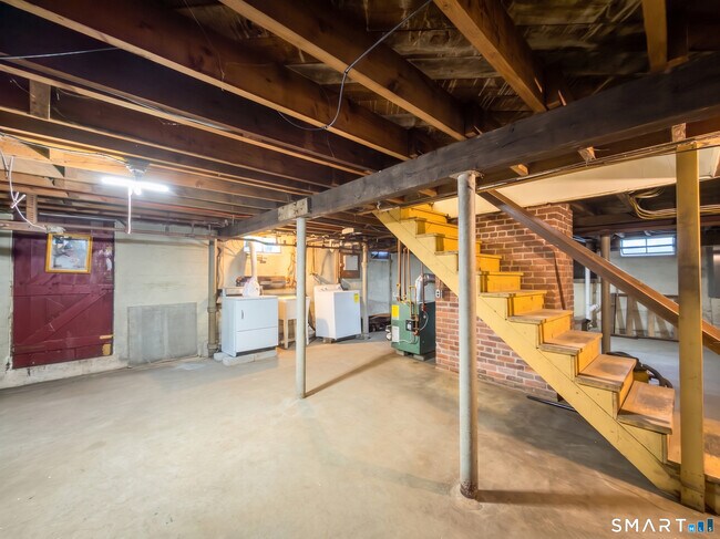Building Photo - 19 Armory St