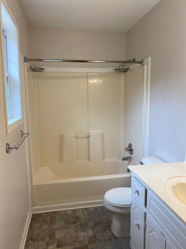 Building Photo - Great Location!!3 Bed/2.5 Bath near exit 1...