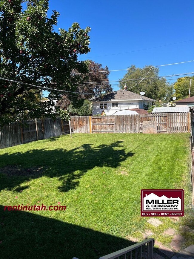 Building Photo - Cute 2 bedroom Duplex For Rent!!