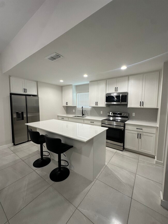 Building Photo - 4018 Ave Fenix Dr