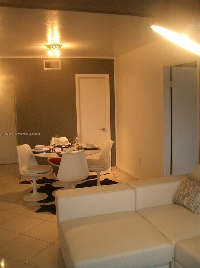 Building Photo - 2600 Collins Ave
