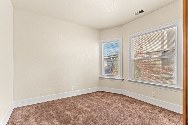 Building Photo - Massive 1,200 Sq Ft Renovated 3BR/2BA w/ Master Suite