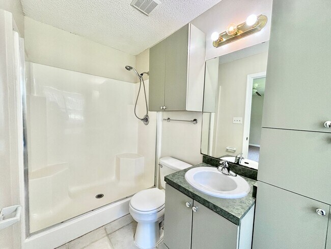 Building Photo - Spacious 3-Bedroom Home