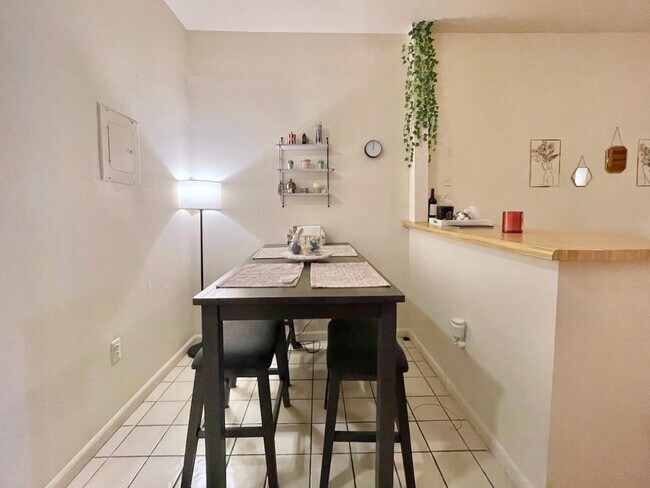 Building Photo - 707 Adams St